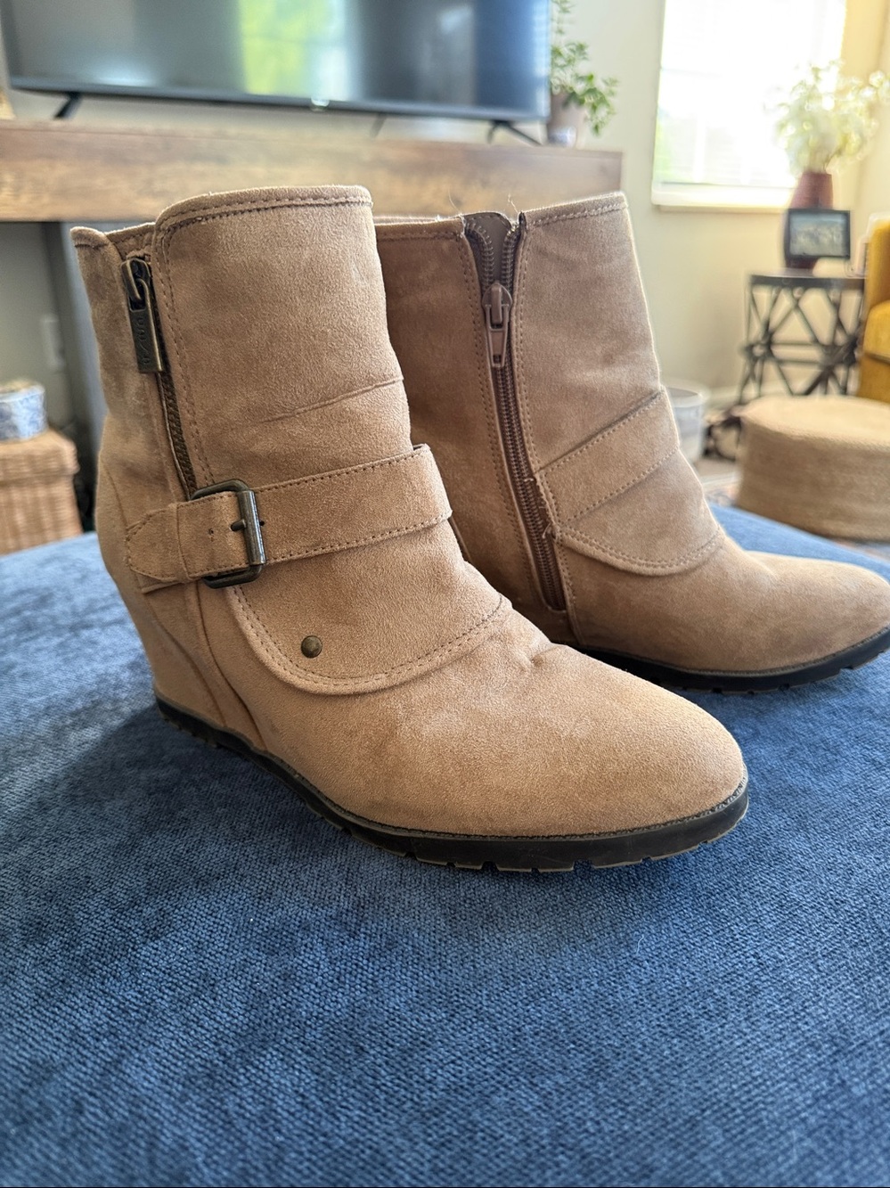 Unisa SZ 8 1/2 tanSuede Wedge Ankle Boots. Side zip 3” covered wedge. Good condi